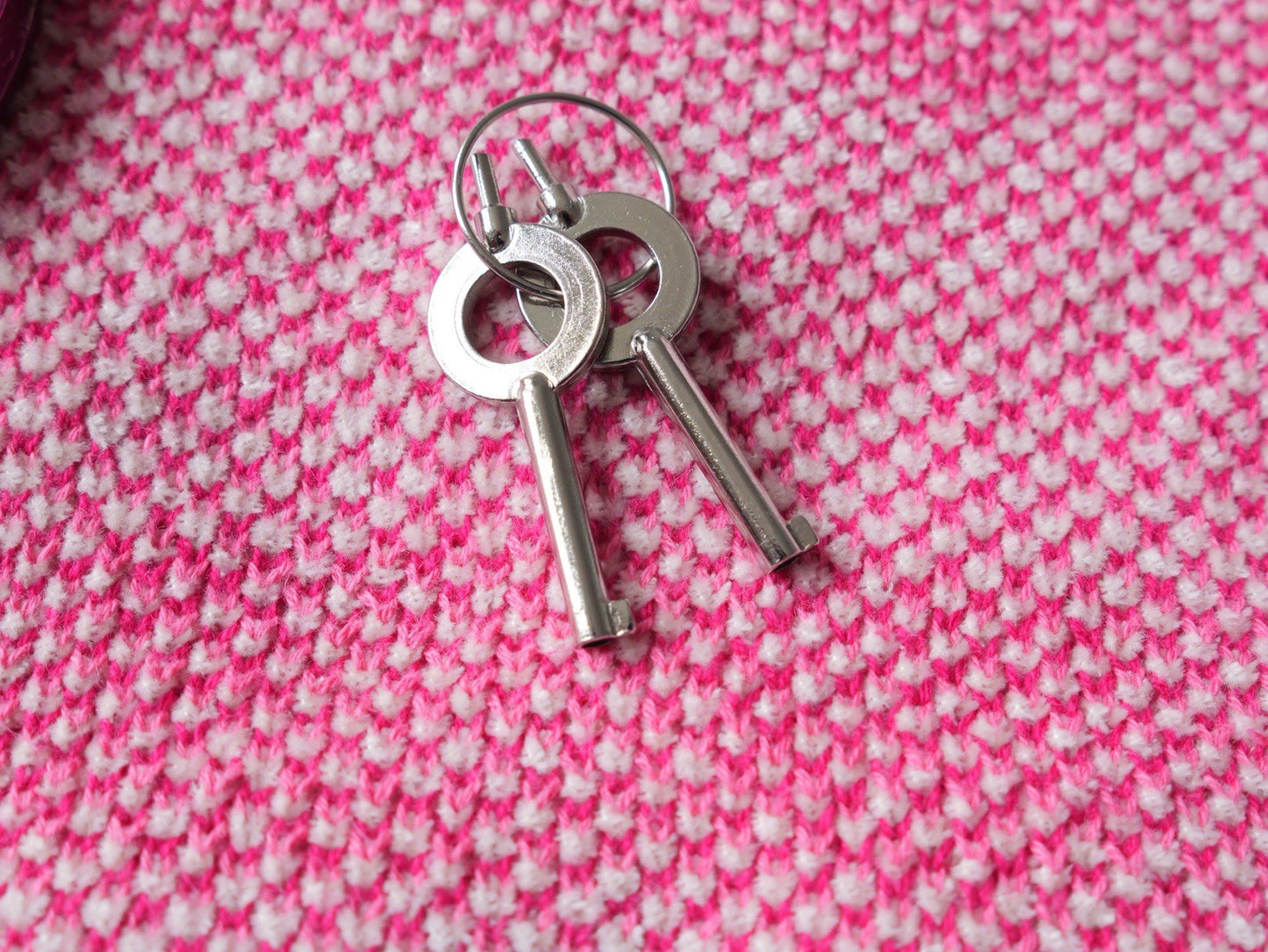 Pink Hand Cuffs Ladies Law Enforcement Security Heavy Duty Cuffs Pink Keys Lock