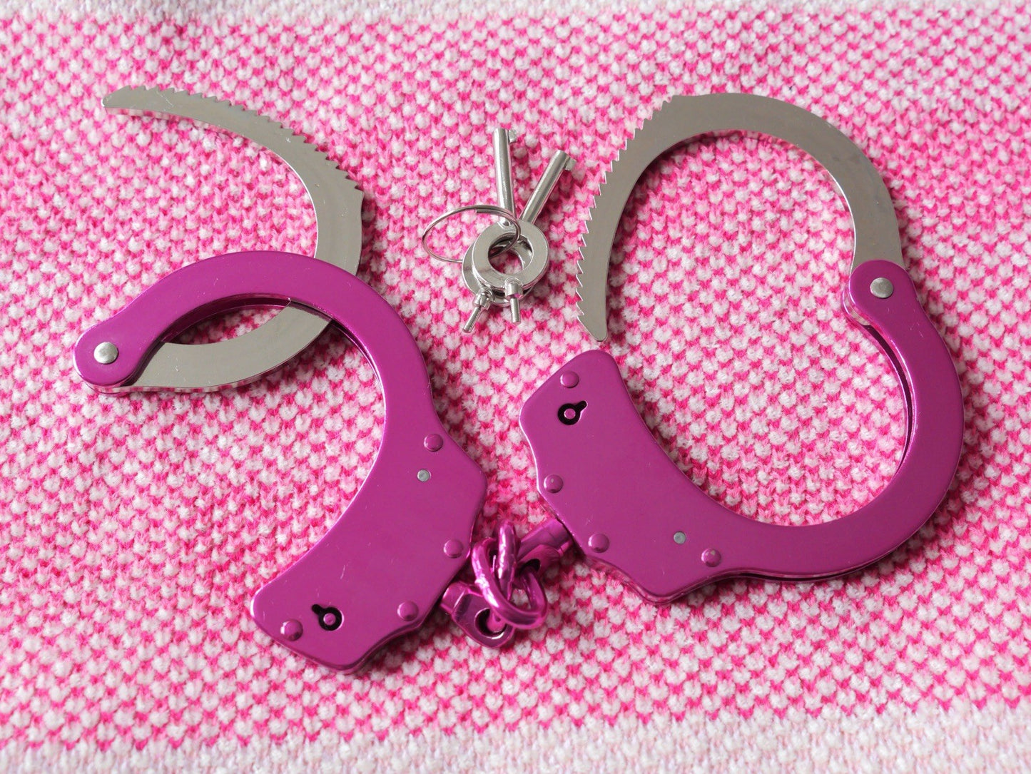 Pink Hand Cuffs Ladies Law Enforcement Security Heavy Duty Cuffs Pink Keys Lock