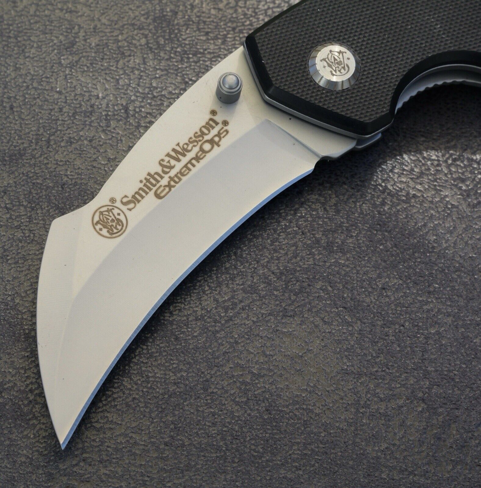 Smith & Wesson Extreme Ops Pocket Knife Karambit Black Heavy Duty Sharp Tactical