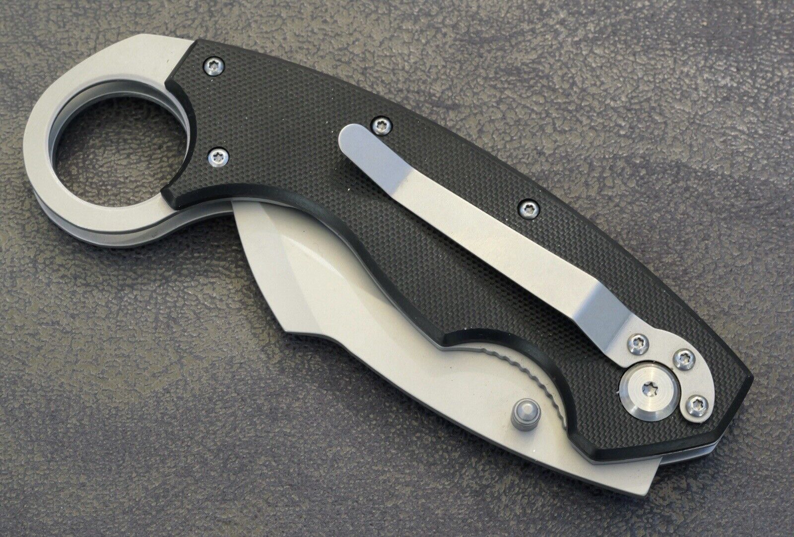 Smith & Wesson Extreme Ops Pocket Knife Karambit Black Heavy Duty Sharp Tactical