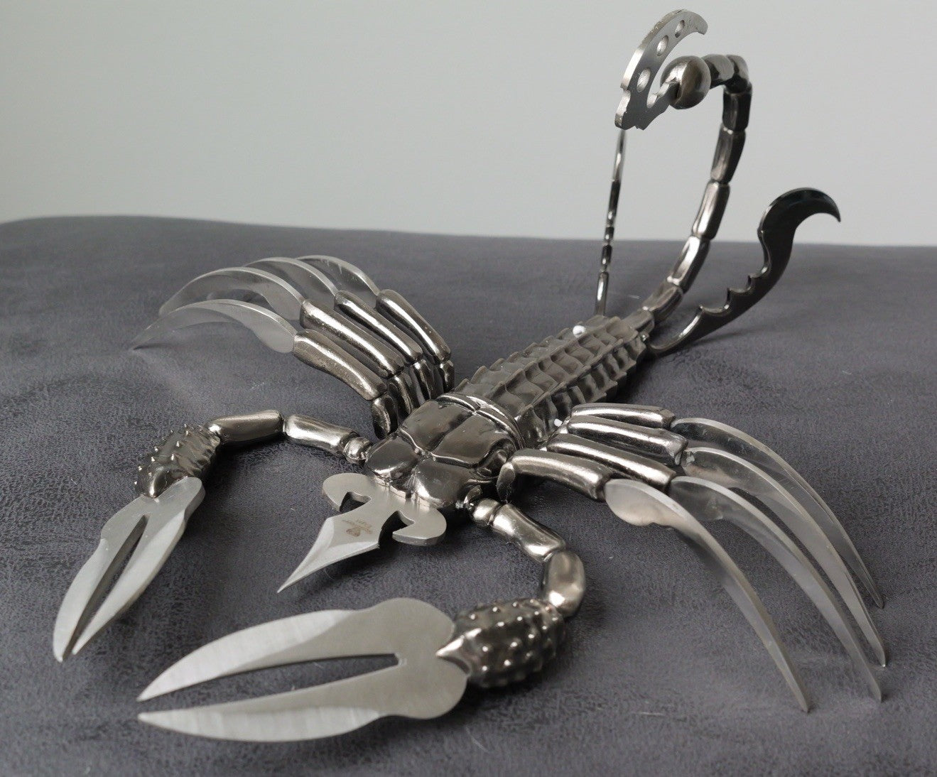 15” SCORPION KNIFE Stinger Blades Large Display Knife Unique 14 Blade Wood Stand