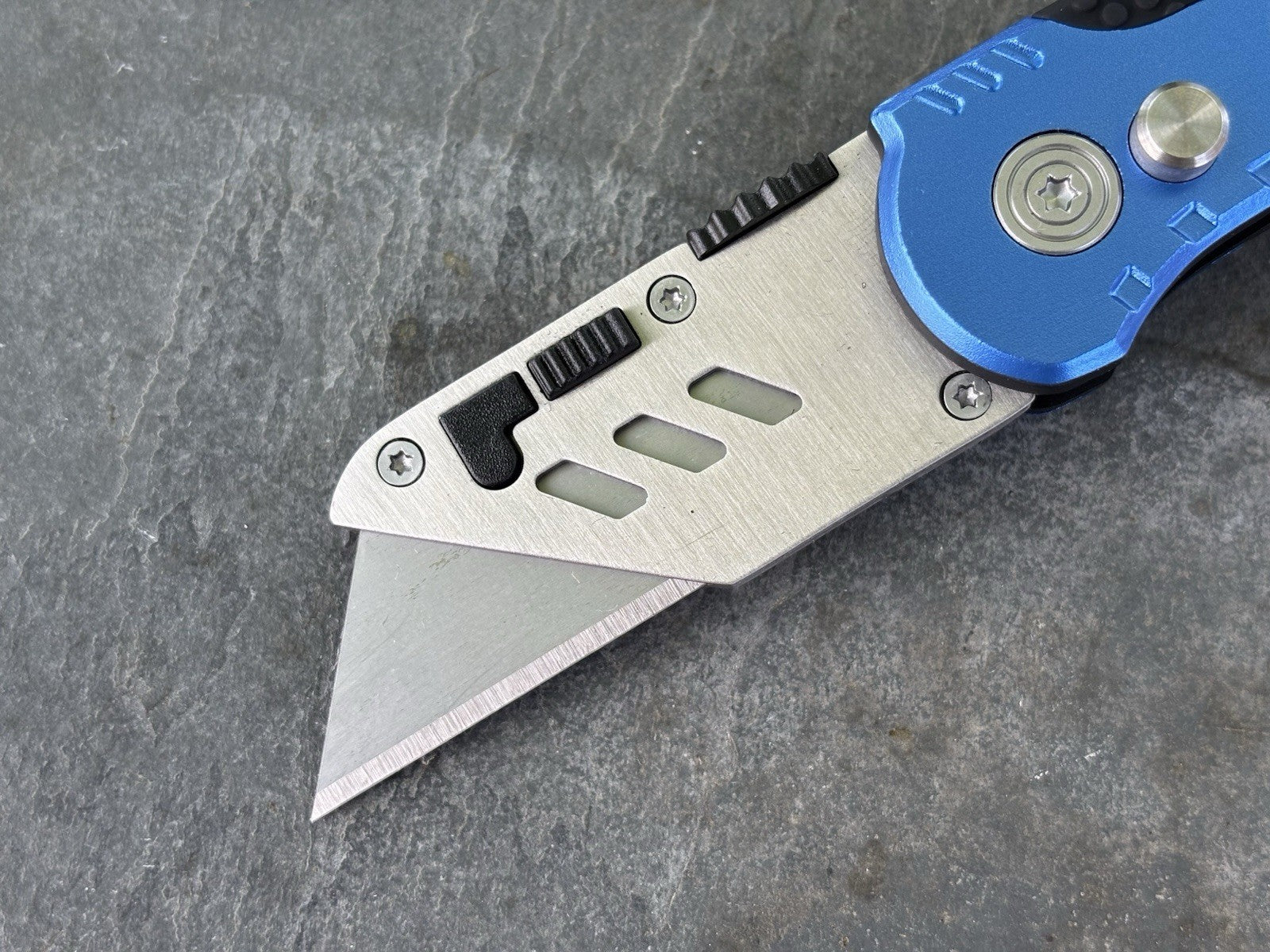 Razor Utility Knife 6” Overall Mtech USA Blue Folding Knife Rubber Grip