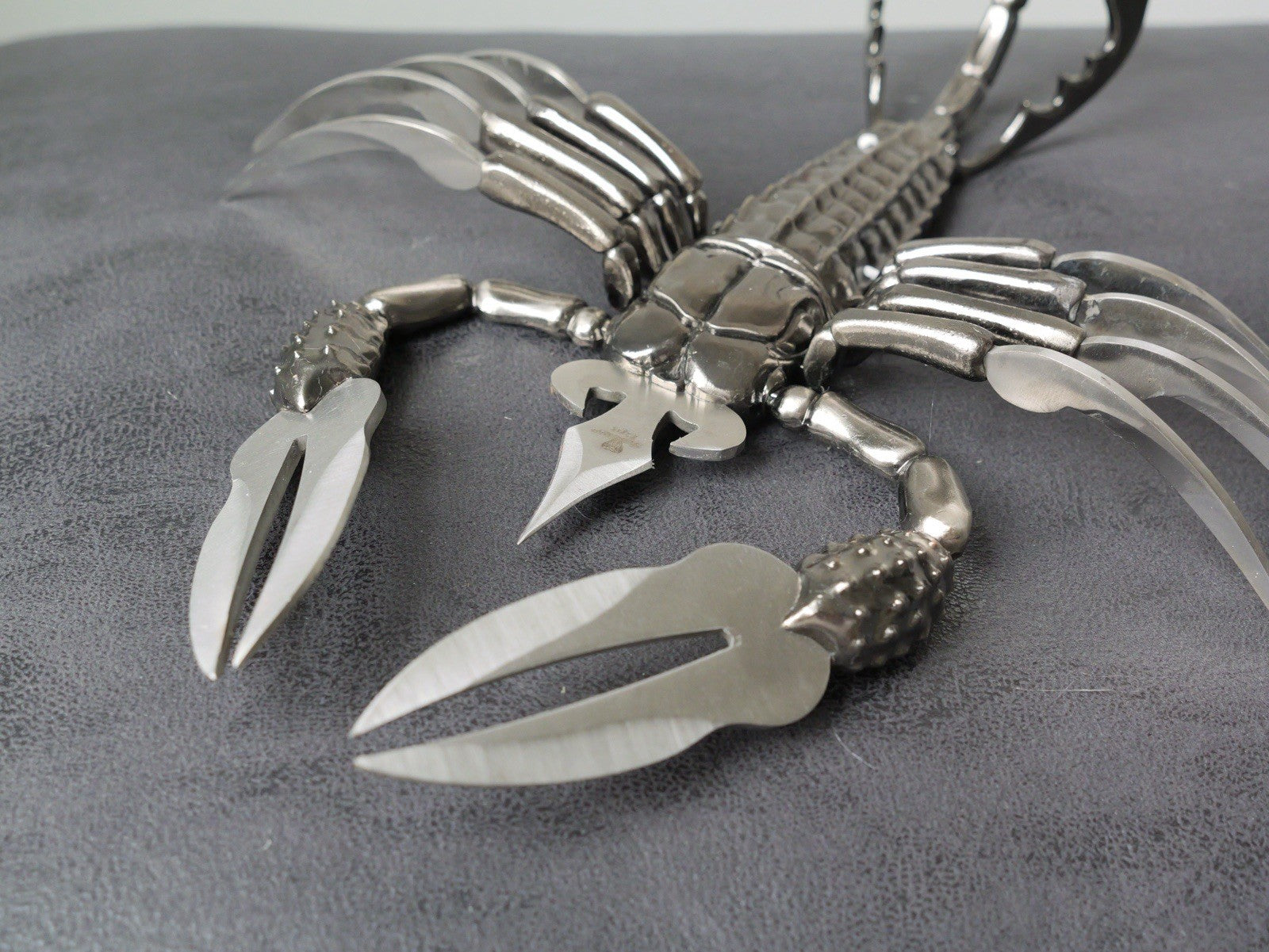 15” SCORPION KNIFE Stinger Blades Large Display Knife Unique 14 Blade Wood Stand