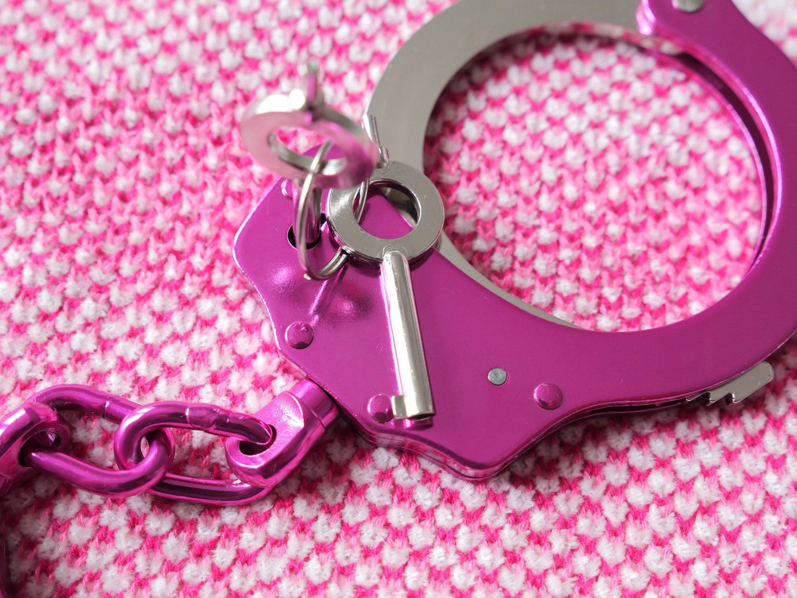 Pink Hand Cuffs Ladies Law Enforcement Security Heavy Duty Cuffs Pink Keys Lock